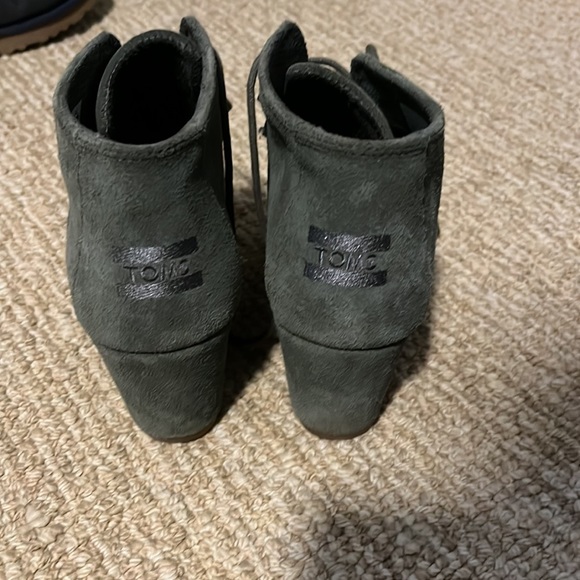 Tom’s heels - Picture 3 of 3